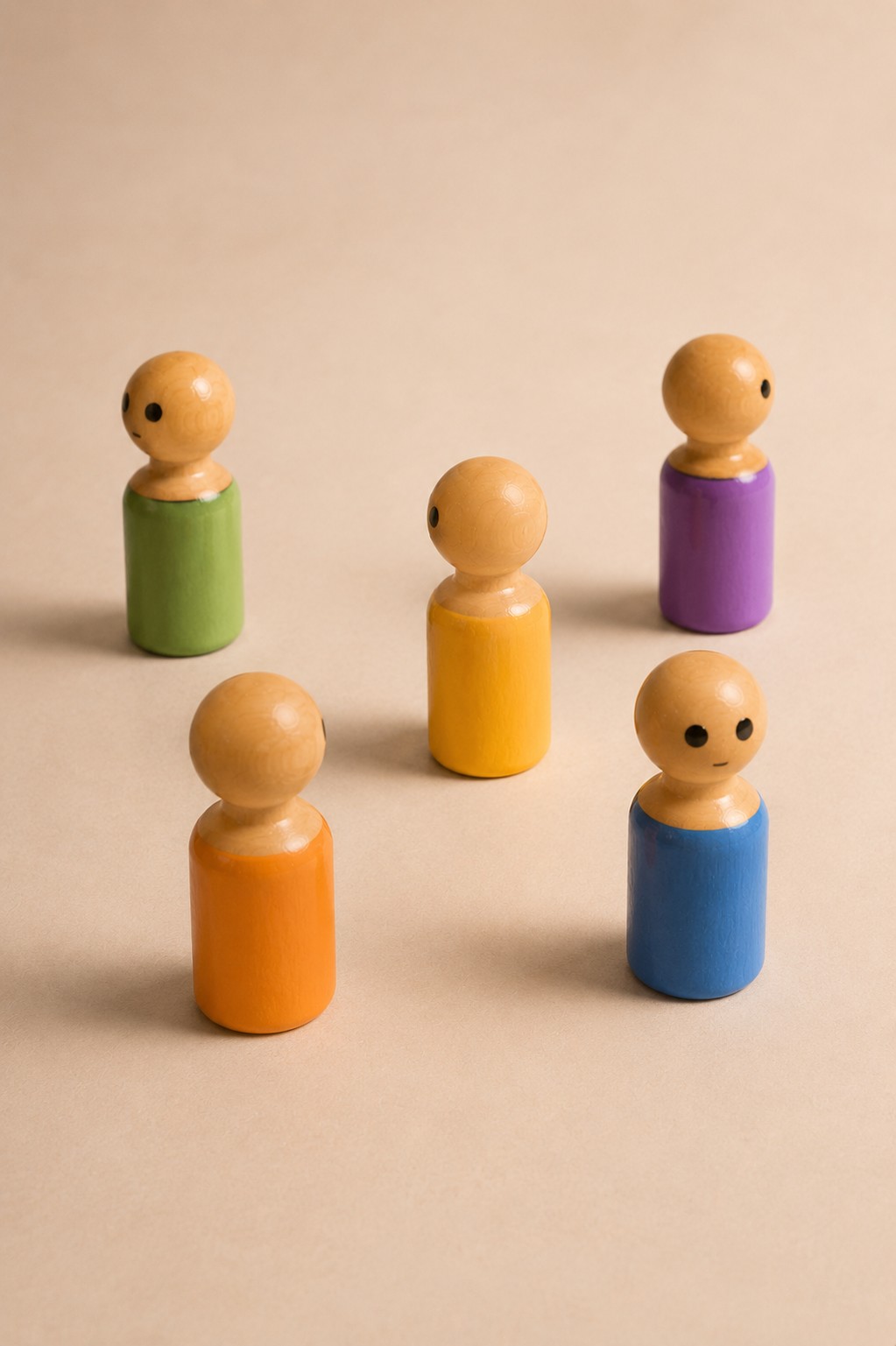 Cinco bonecos de cores diferentes em arranjo sistêmico — pessoas, conflitos, partes suas. Não só a família.