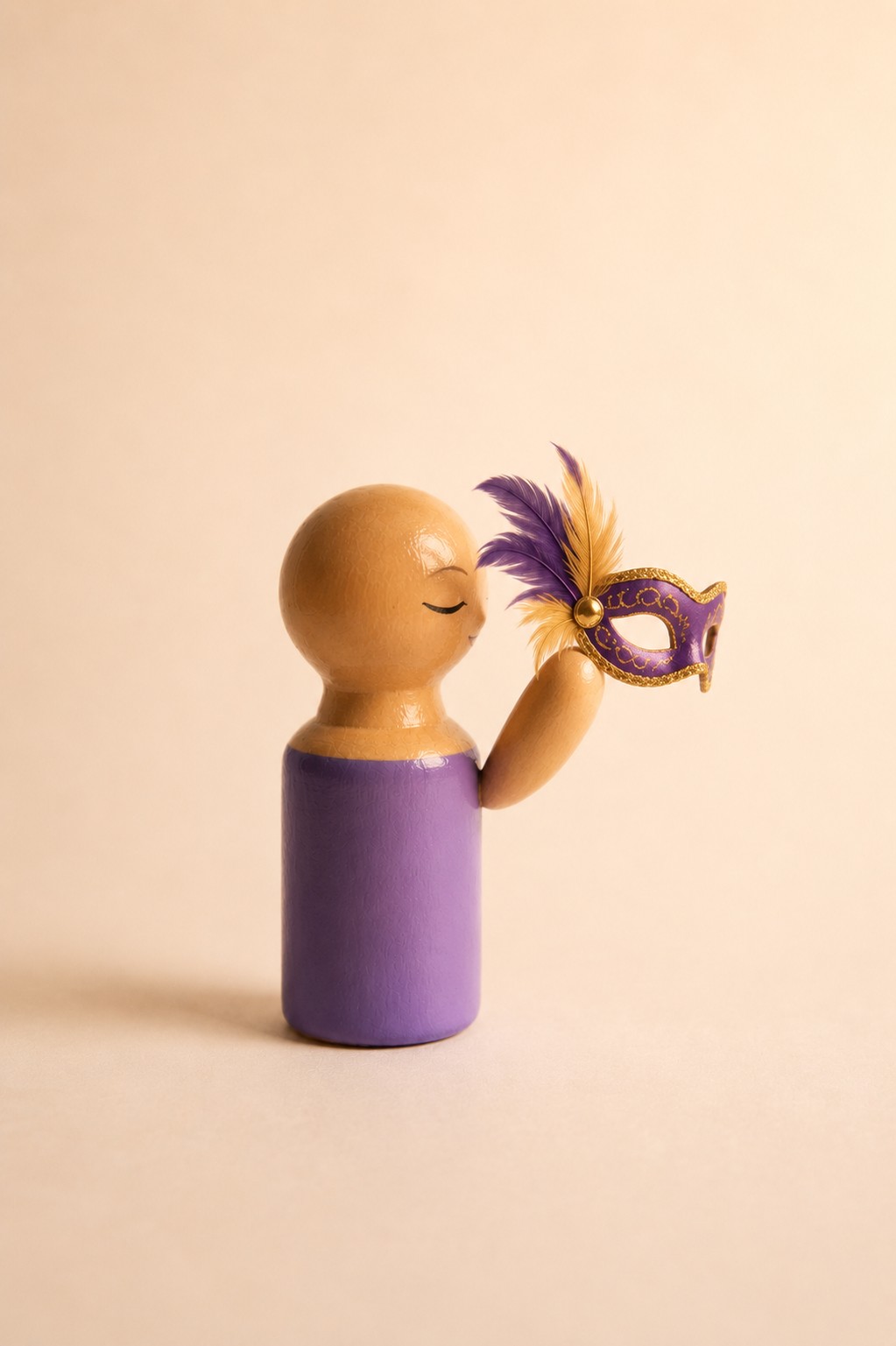 O personagem: boneco roxo com máscara dourada e penas — a estrutura que se sustenta no automatico.